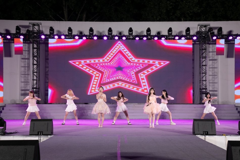 晚会在一场活力四射的开场歌舞《青春畅