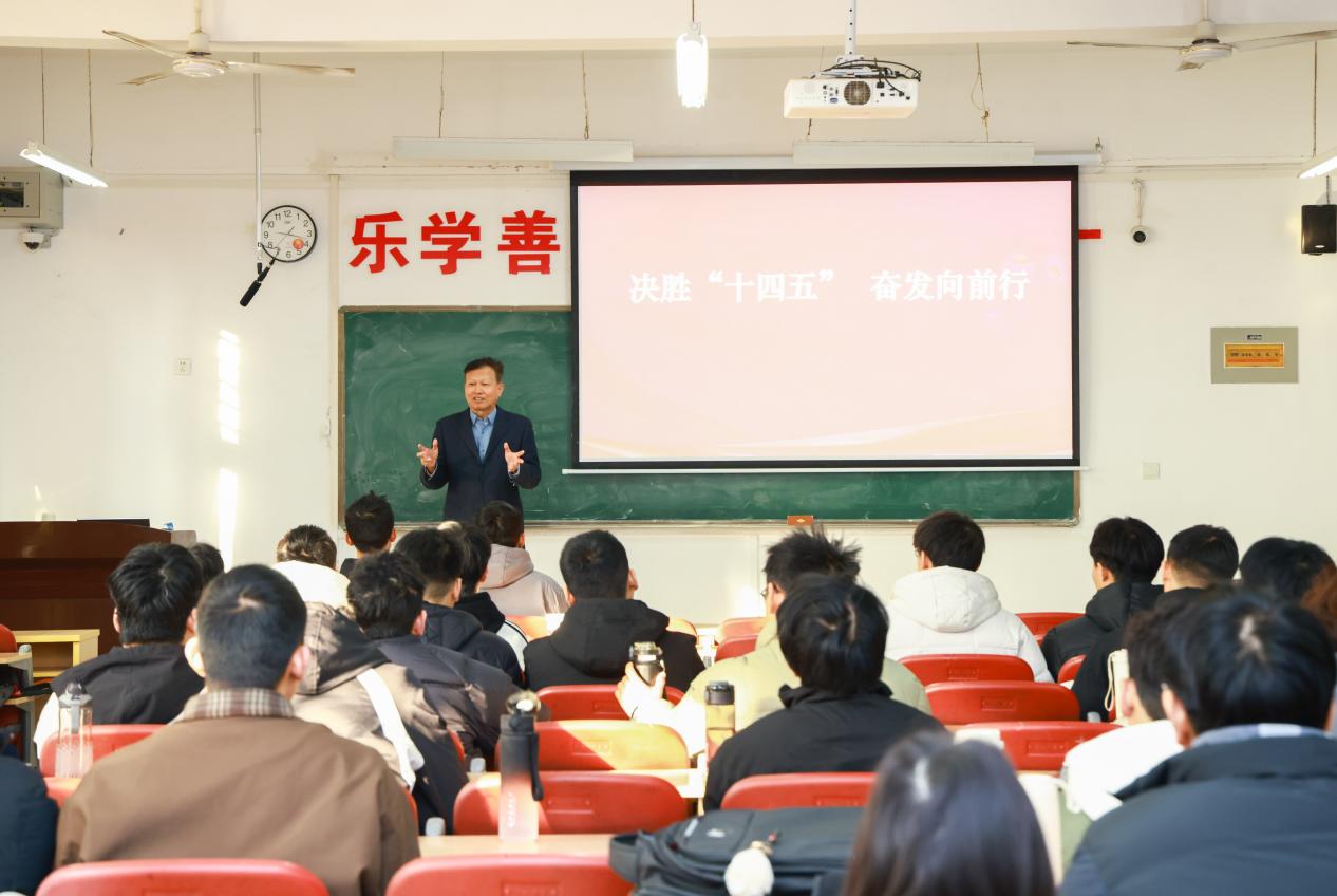 进一步加强浩瀚体育手机版登录思政课内
