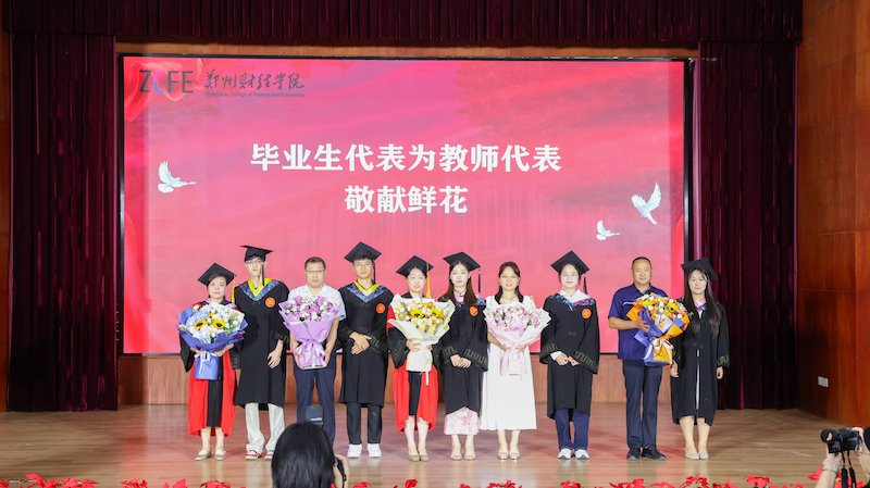 校长吴中为毕业生代表扶正流苏