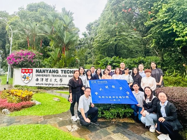 师资培训团出发前在郑州新郑国际机场合