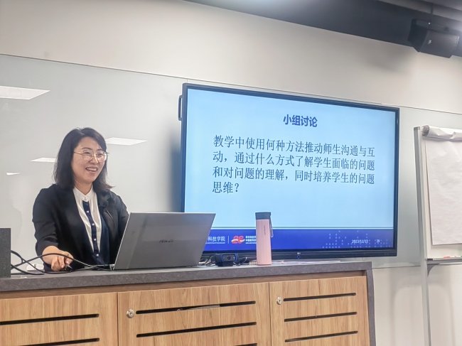 师资培训团出发前在郑州新郑国际机场合