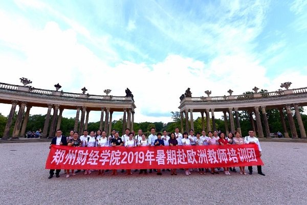 在校领导的高度重视和深切关怀下